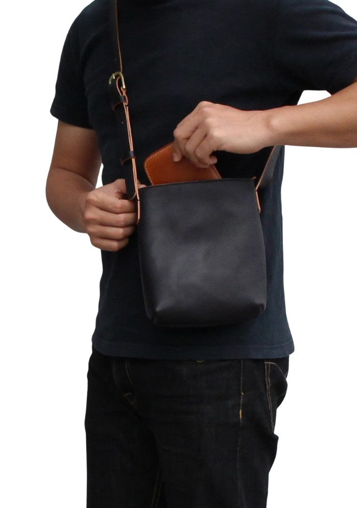 Voren Leather Crossbody Pouch